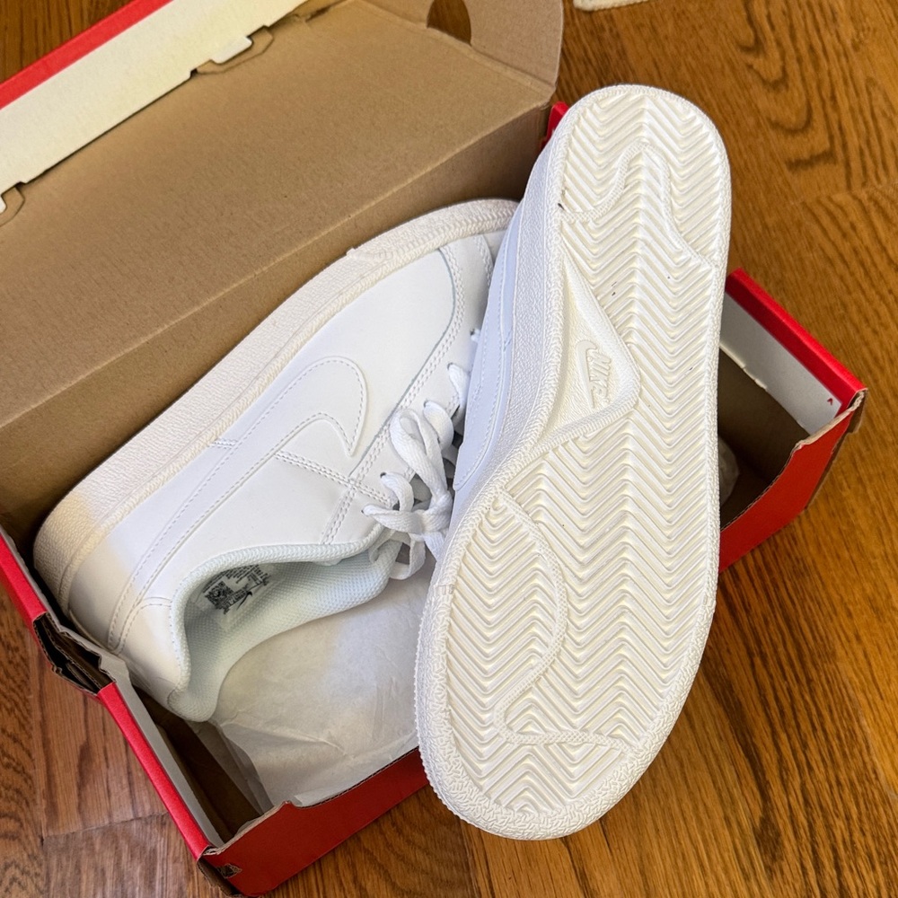 Nike women’s White Sneakers - Picture 4 of 6